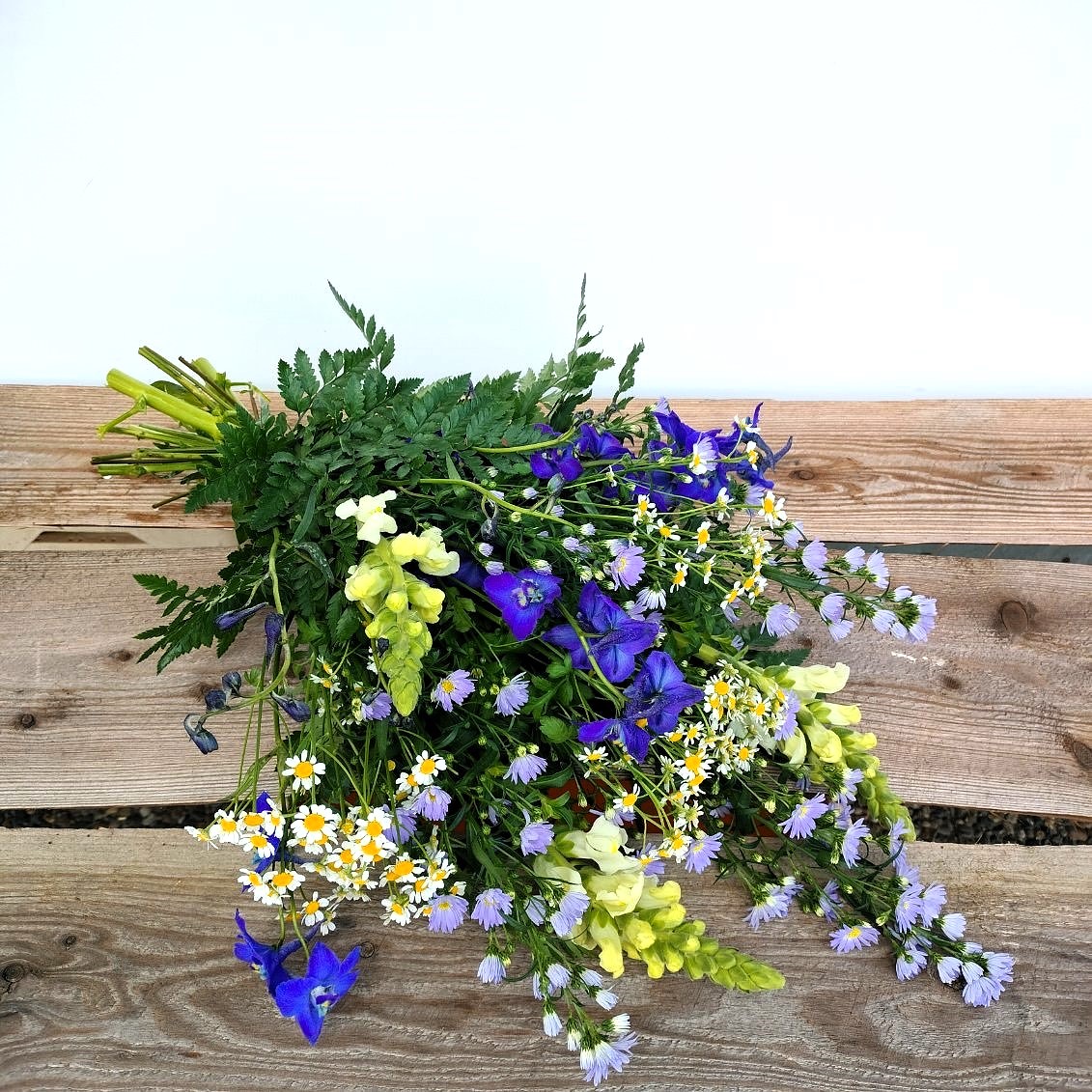 En vild bårebuket kan laves i alle farver